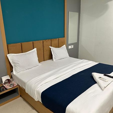 Hotel Sky Palace Adajan Surat Luaran gambar