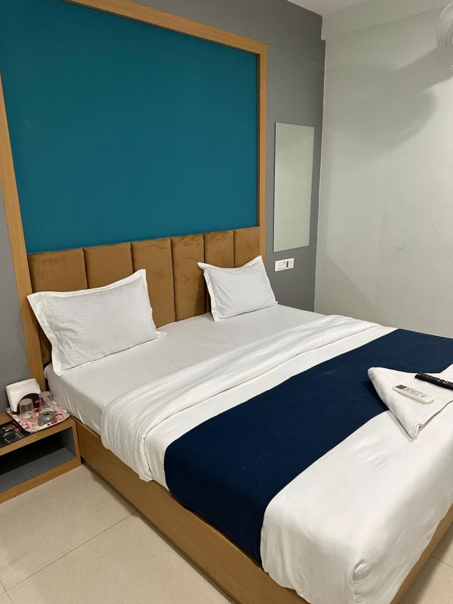 Hotel Sky Palace Adajan Surat Luaran gambar